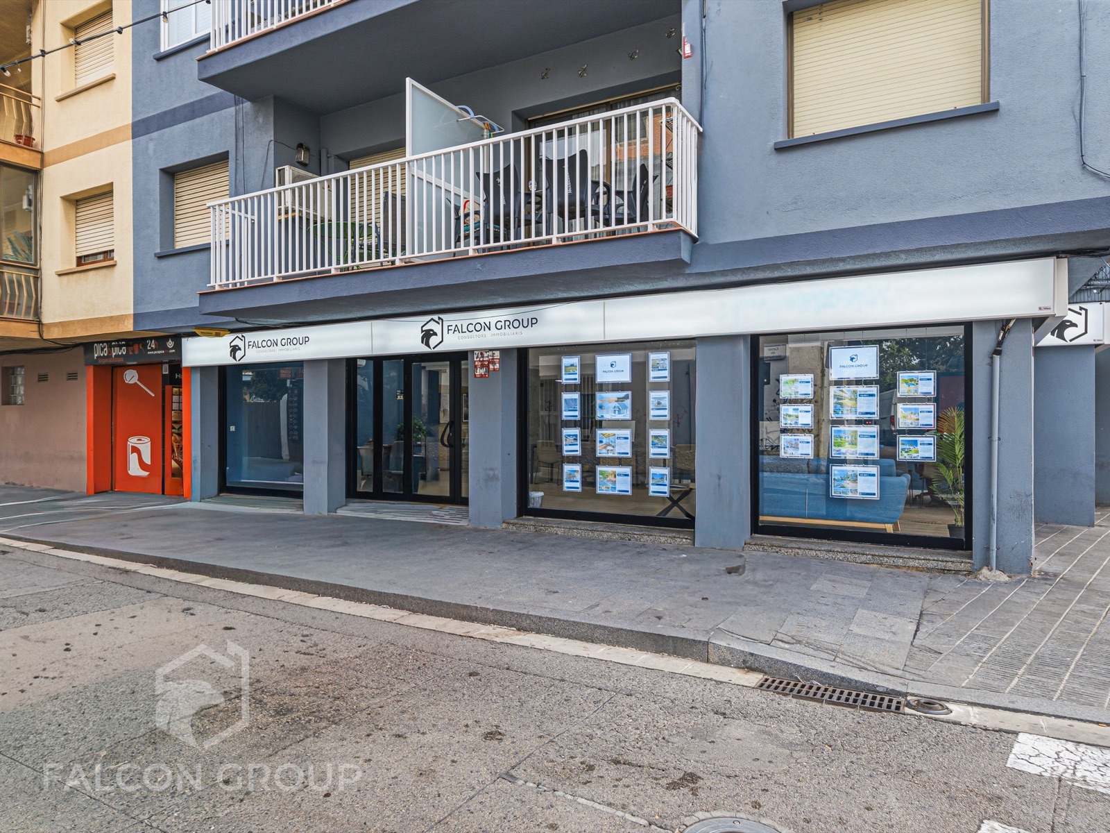 Escaparate de la oficina Falcon Group Calafell