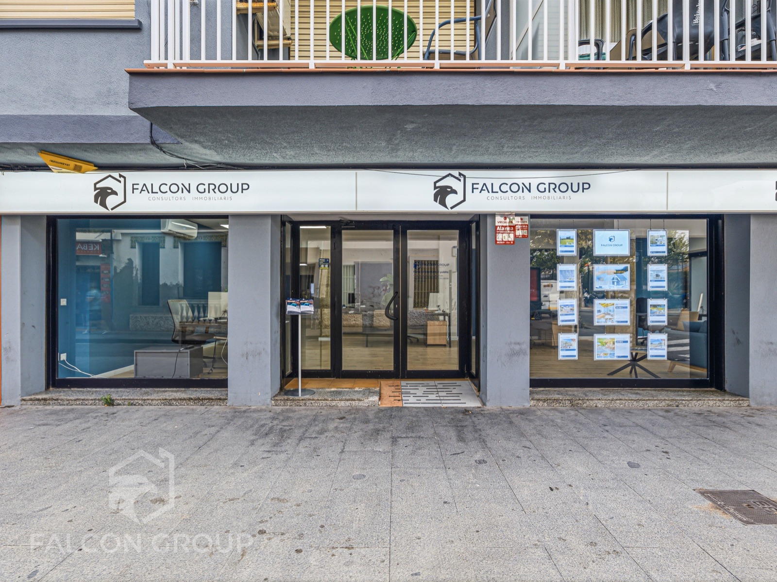 Entrada de la oficina Falcon Group Calafell