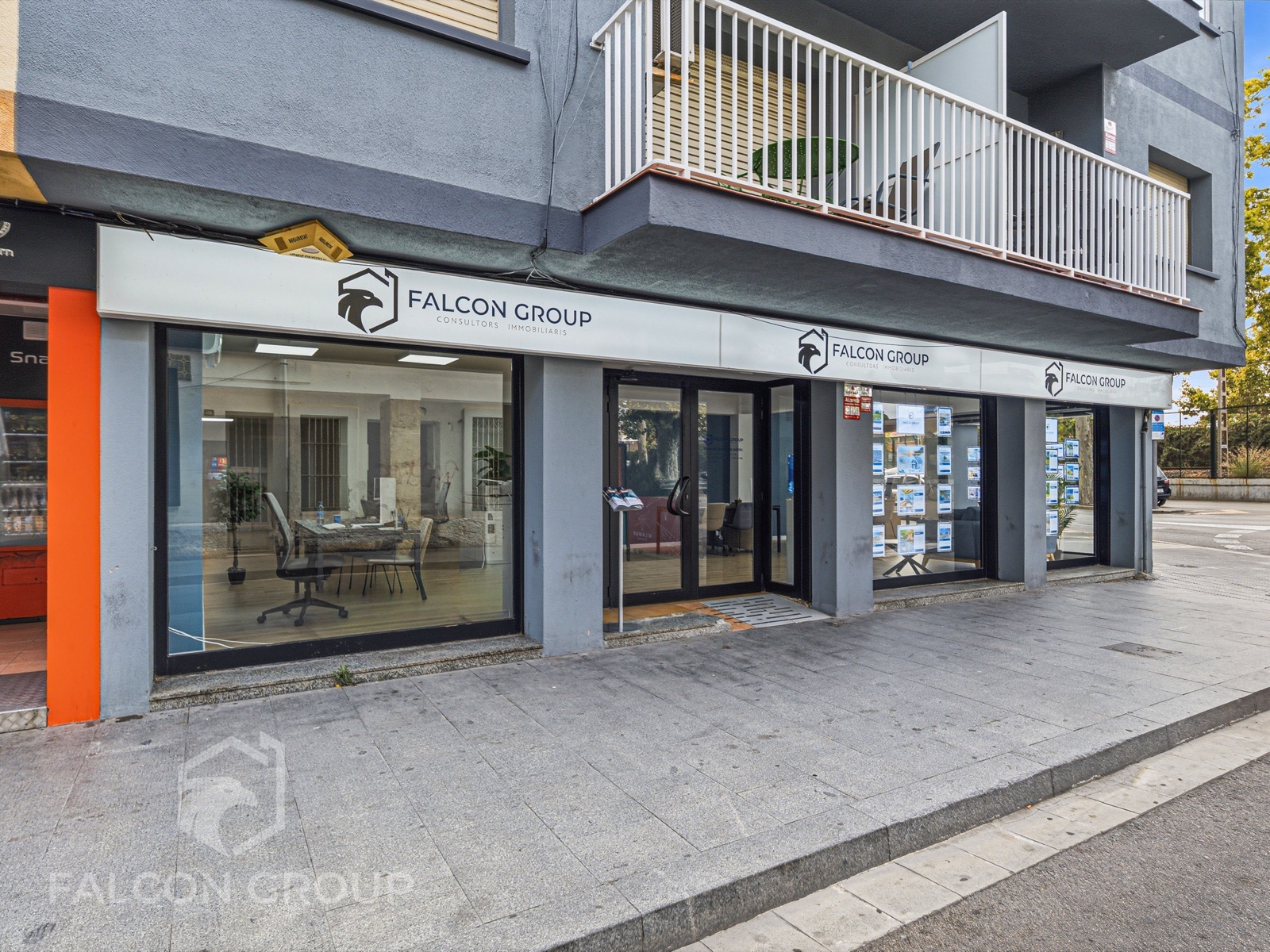 Fachada de la oficina Falcon Group en Calafell, Carrer de Monturiol 29