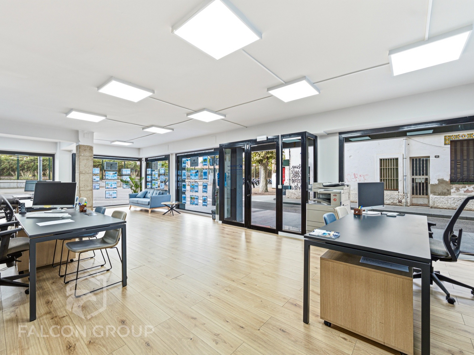 Interior de la oficina de Calafell — zona de trabajo