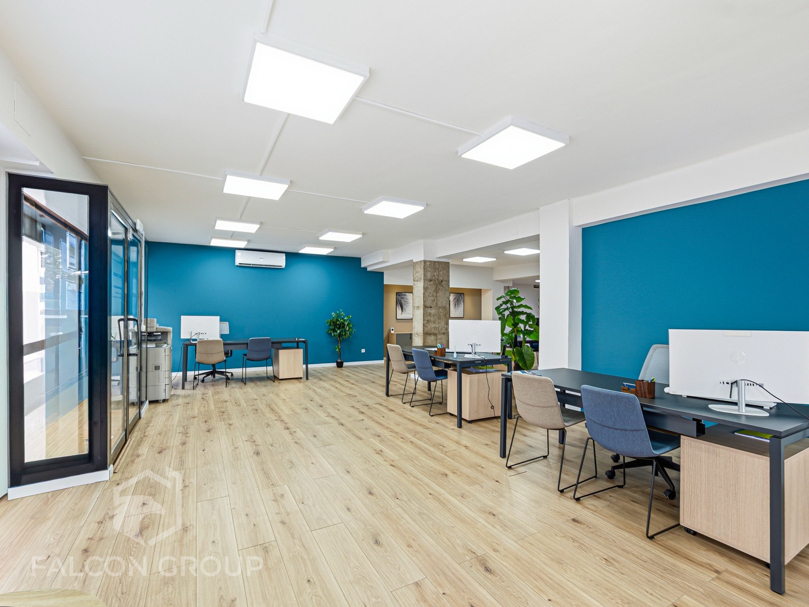 Interior de la oficina de Calafell — sala principal