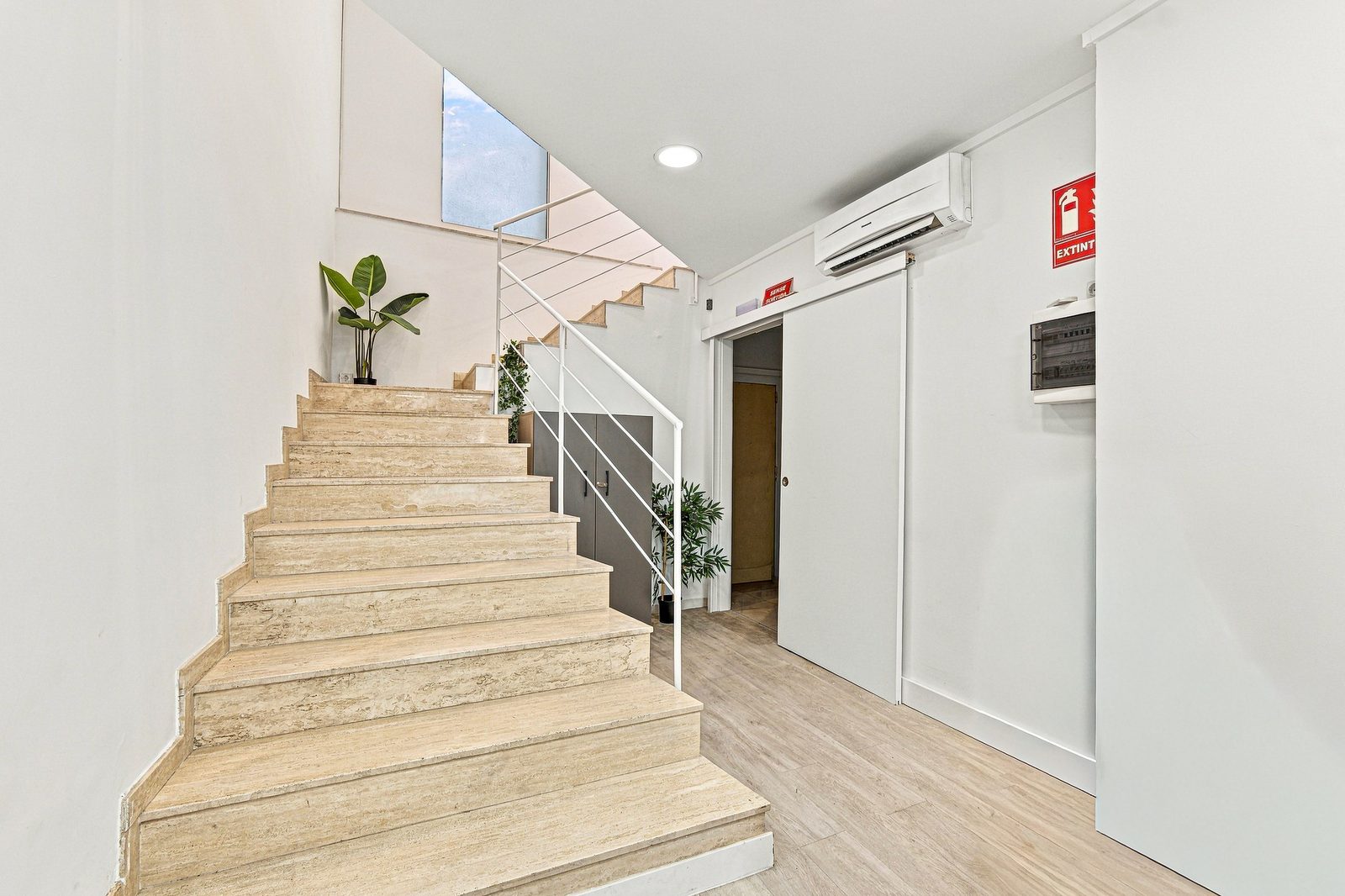 Escalera interior de la oficina de Falcon Group en Reus