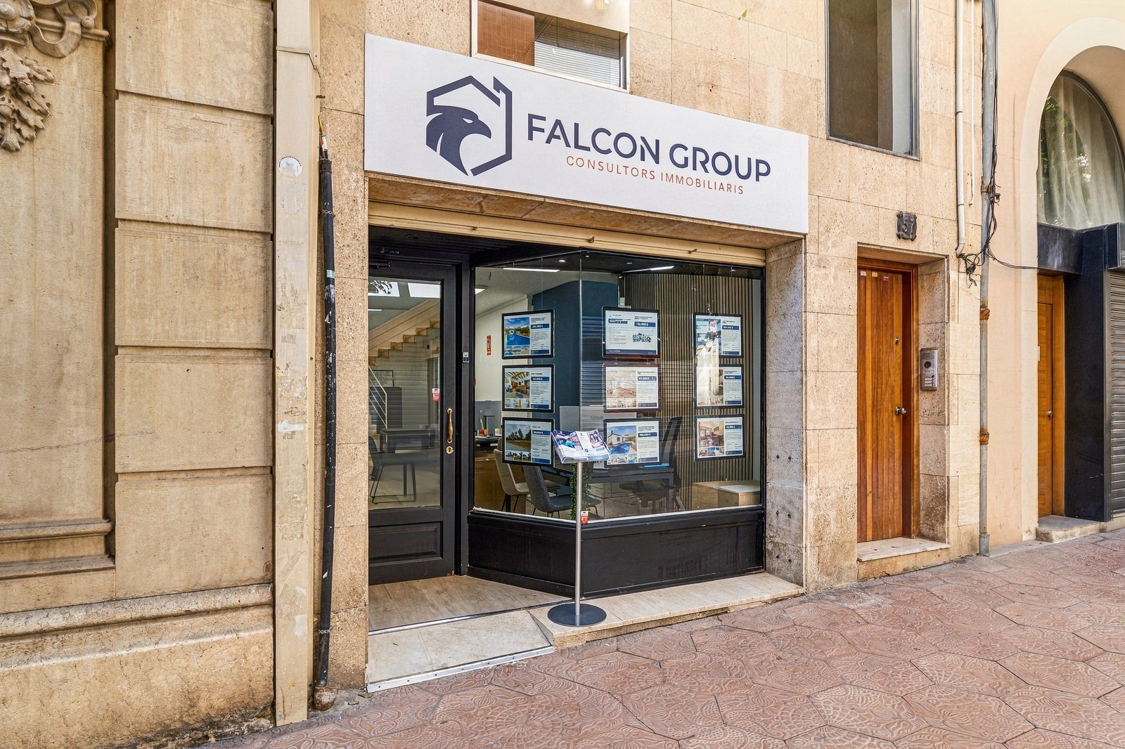 La oficina de Falcon Group en Reus vista desde la calle