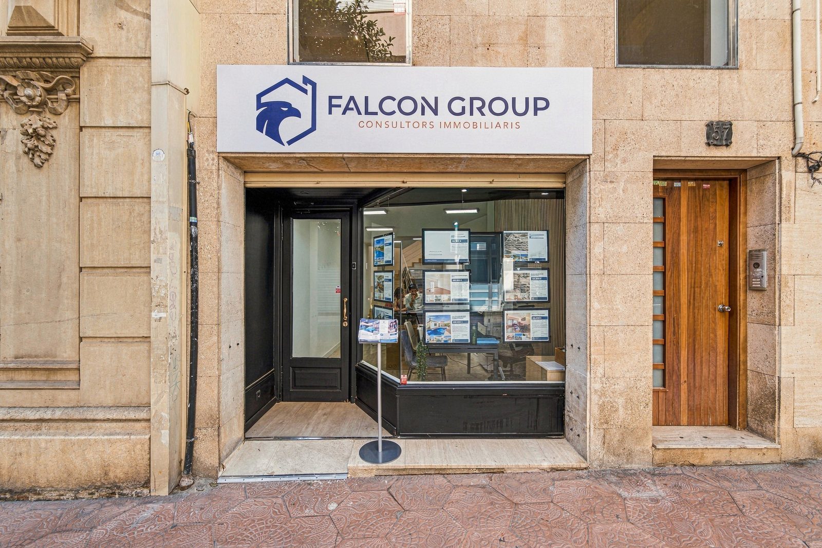 Fachada de la oficina de Falcon Group en Reus, en Raval de Santa Anna 57