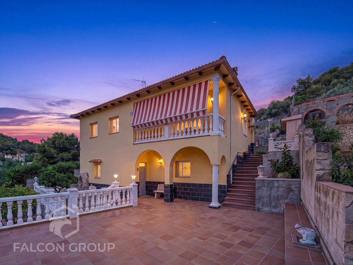 Chalet en venta de Falcon Group al atardecer