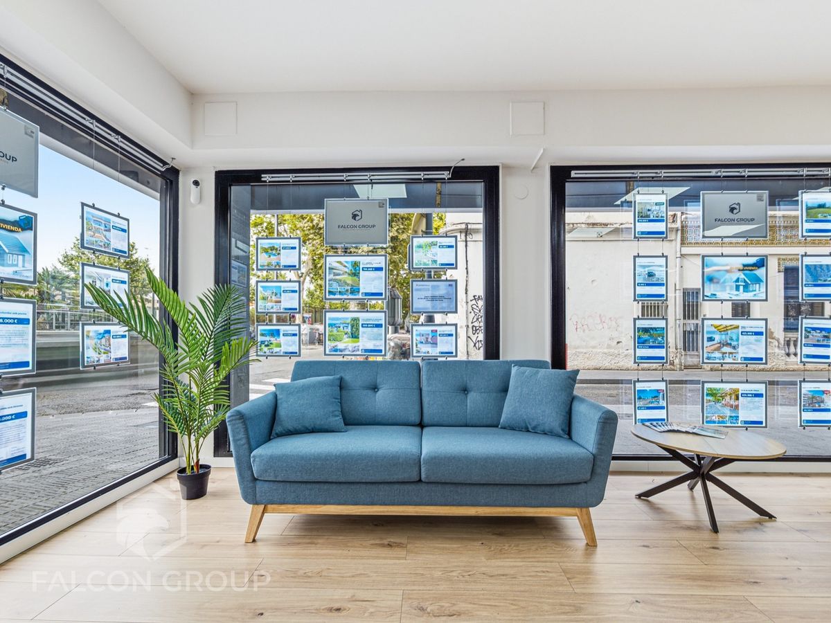 Escaparate de la oficina Falcon Group con las viviendas en venta